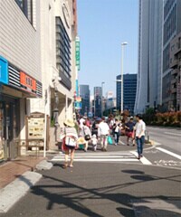 吉野家や西鉄イン新宿が見える方向です。