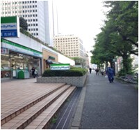 下に降りると左にファミリーマートが見えますので、道なりに直進します。