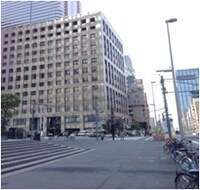 しばらく進むと正面に新宿警察署が見えてきます。