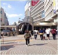 右に進み、地上２階に上がるエスカレーターを上ります。