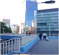 直進していくと歩道橋に繋がりますので、直進し、分かれ道を左に曲がります。