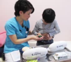注射器の使用方法の指導の様子